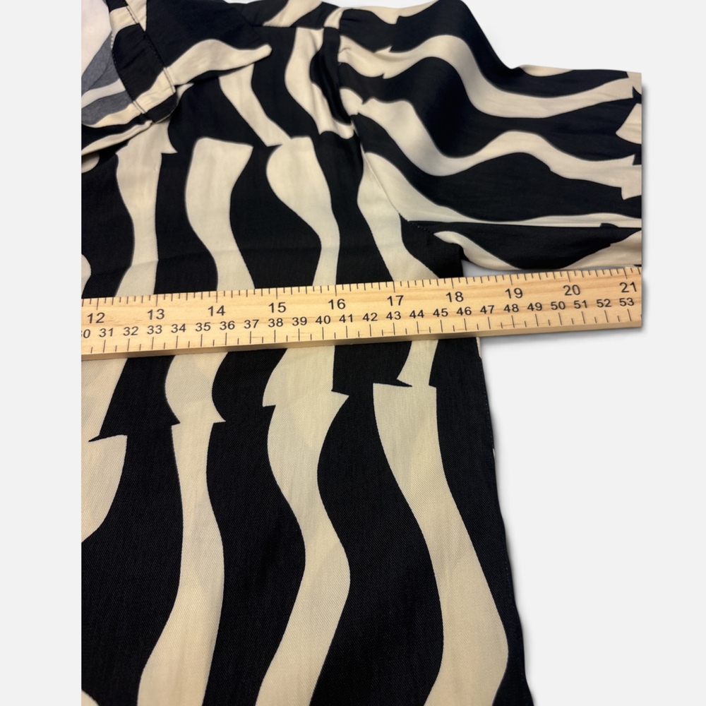 Philosophy Republic Clothing Women's Black White Wave Print Button-Up Shirt XS - Picture 3 of 7